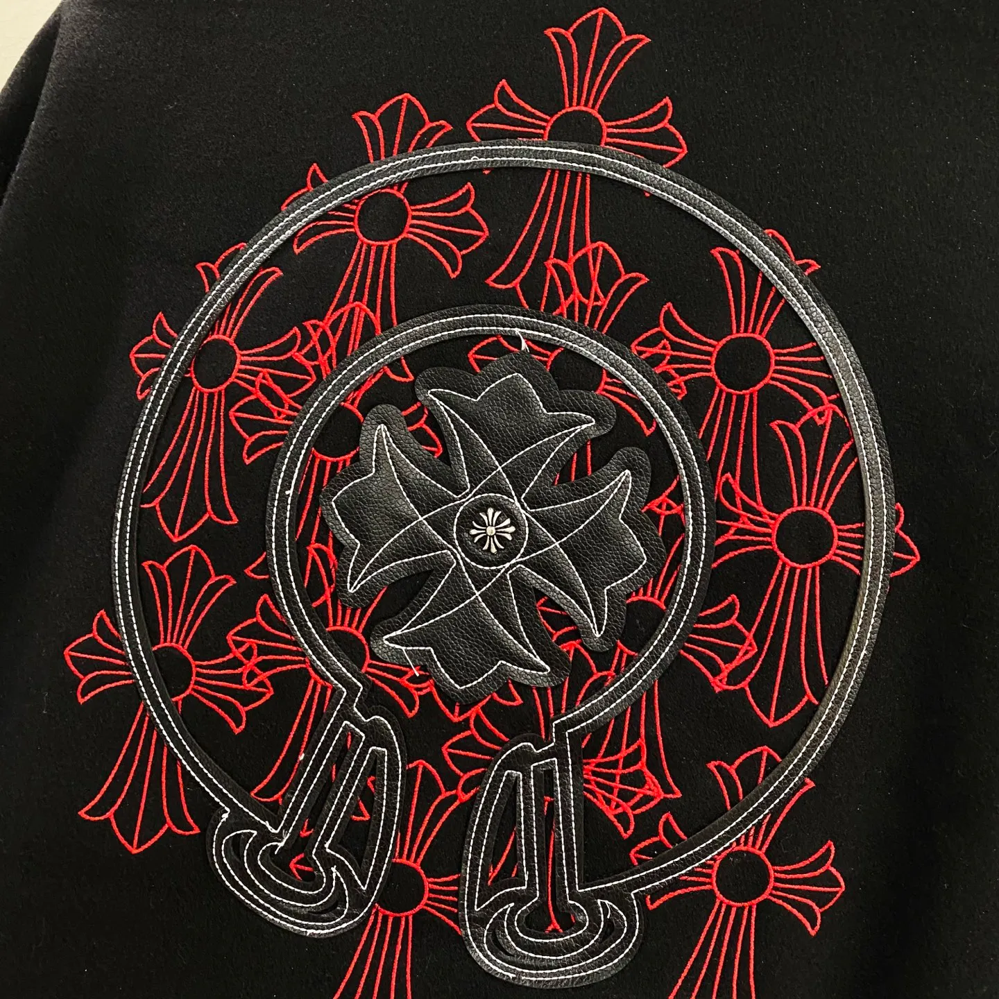 P410 Chromehearts New Crow Heart Horseshoe Cross Baseball Jacket Customized Woolen Fabric Spliced PU Leather Sleeves Heavy Design Exclusive Customized Cross Metal Decoration Full of Dark Style 🔥 Loose Fit Very Handsome for Men and Women Red Label Cross Size: S M L XL (176 145 wear M) S M L 75 77 Sleeve length 65 66 67 68 Shoulder width 54 55 56 57